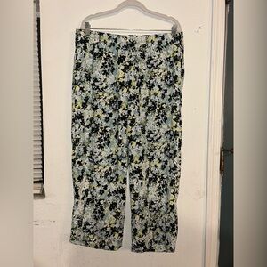 Peace & Pearl's women's forget me not floral Capri pants size L (648)